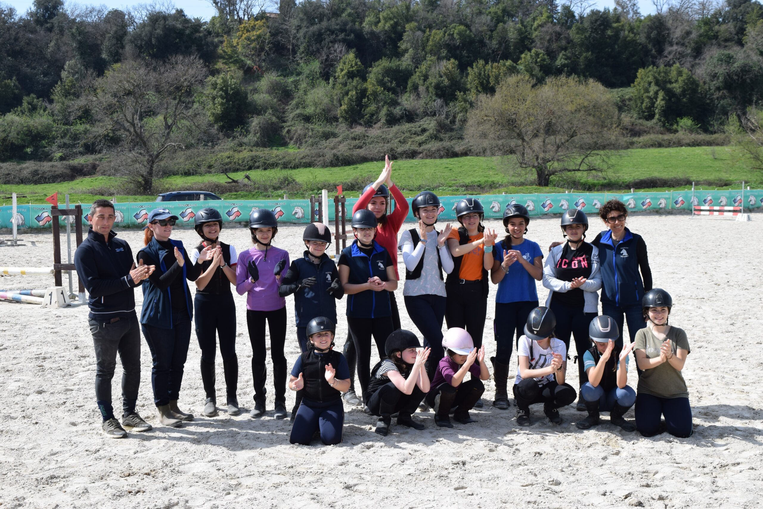 Gruppo di allievi del maneggio dopo attività a cavallo
