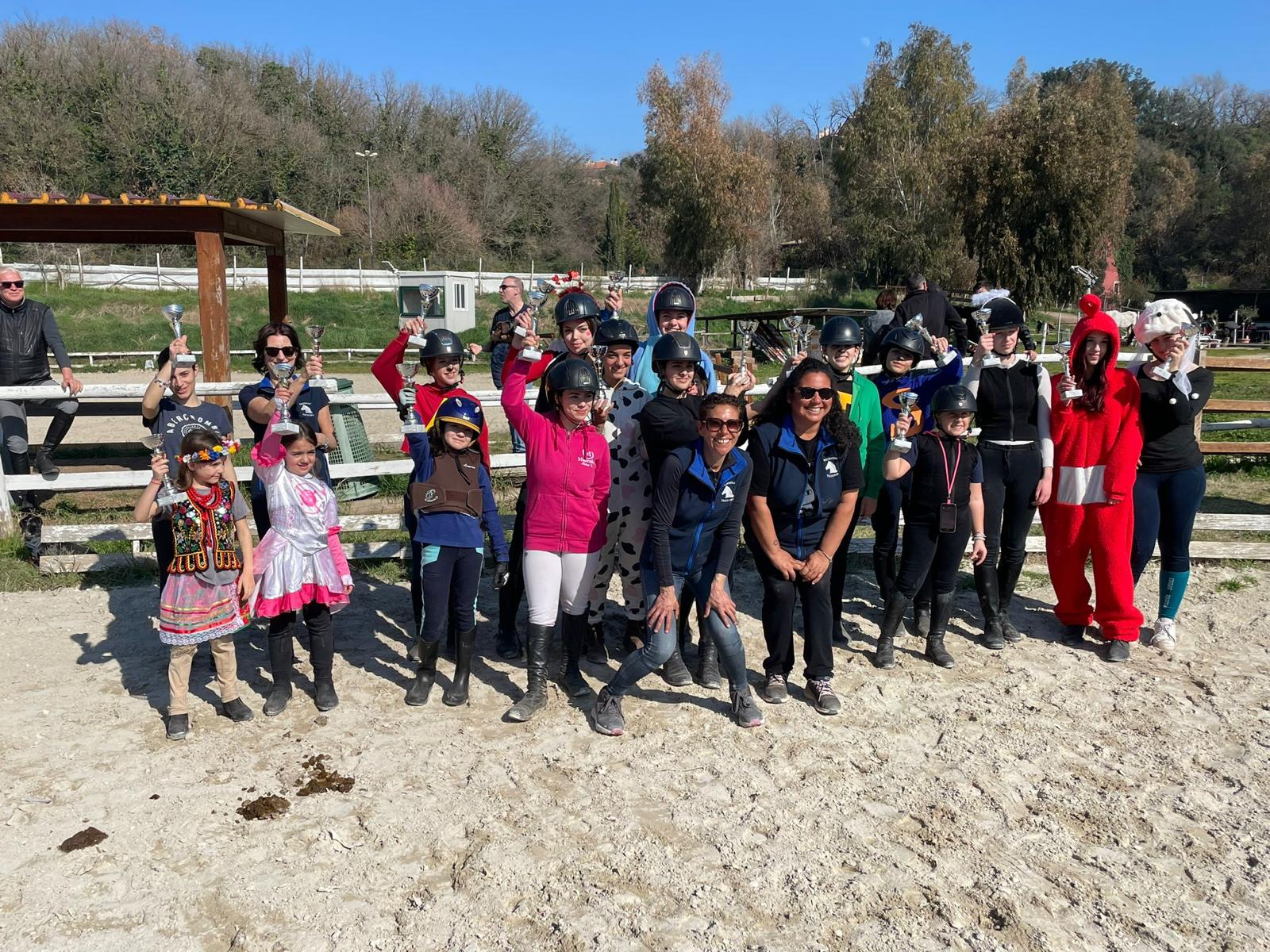 Evento al centro ippico con bambini in costume e allievi di equitazione