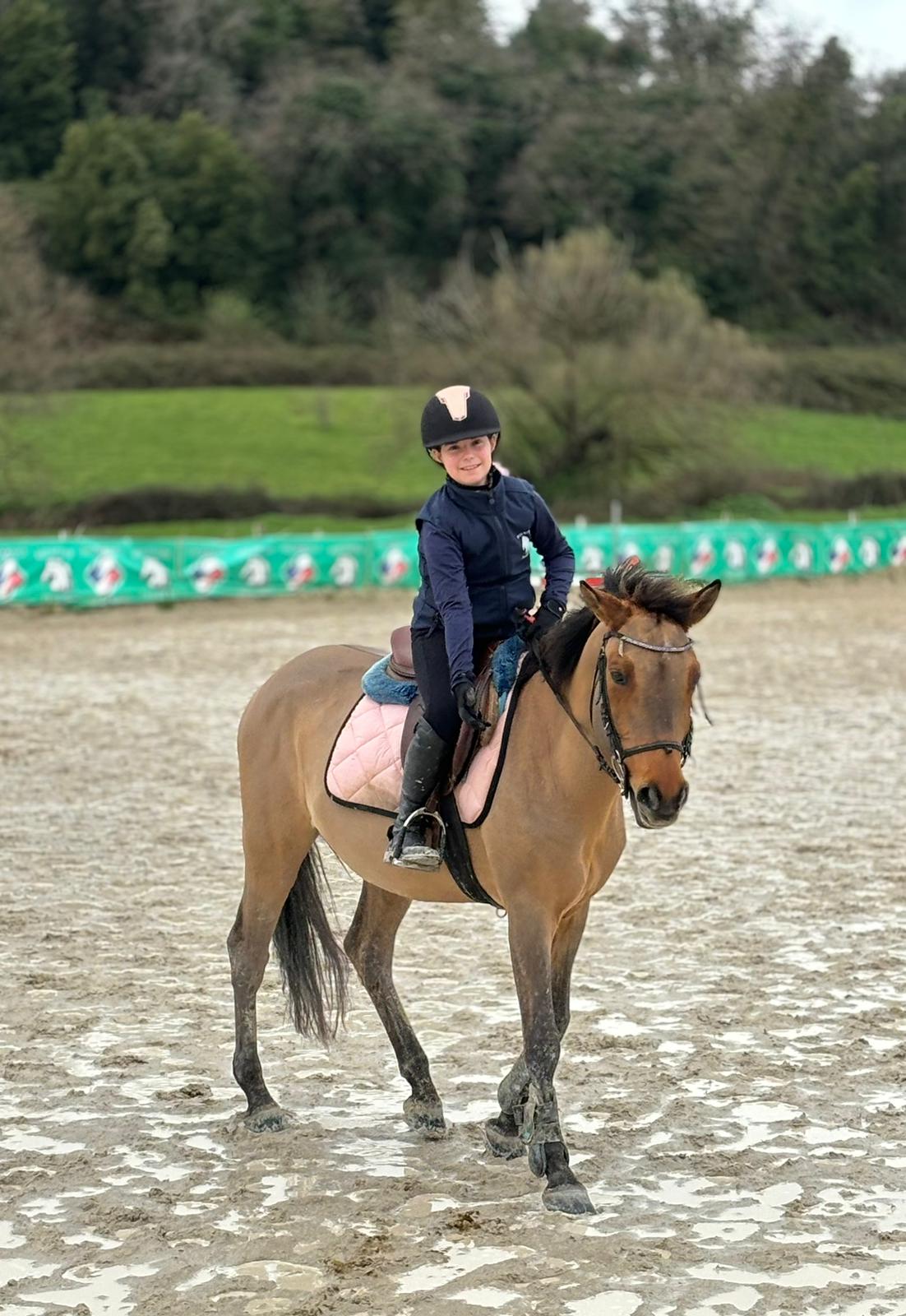 Bambina a cavallo durante una lezione di equitazione per bambini al centro ippico Vinci Jumping Team