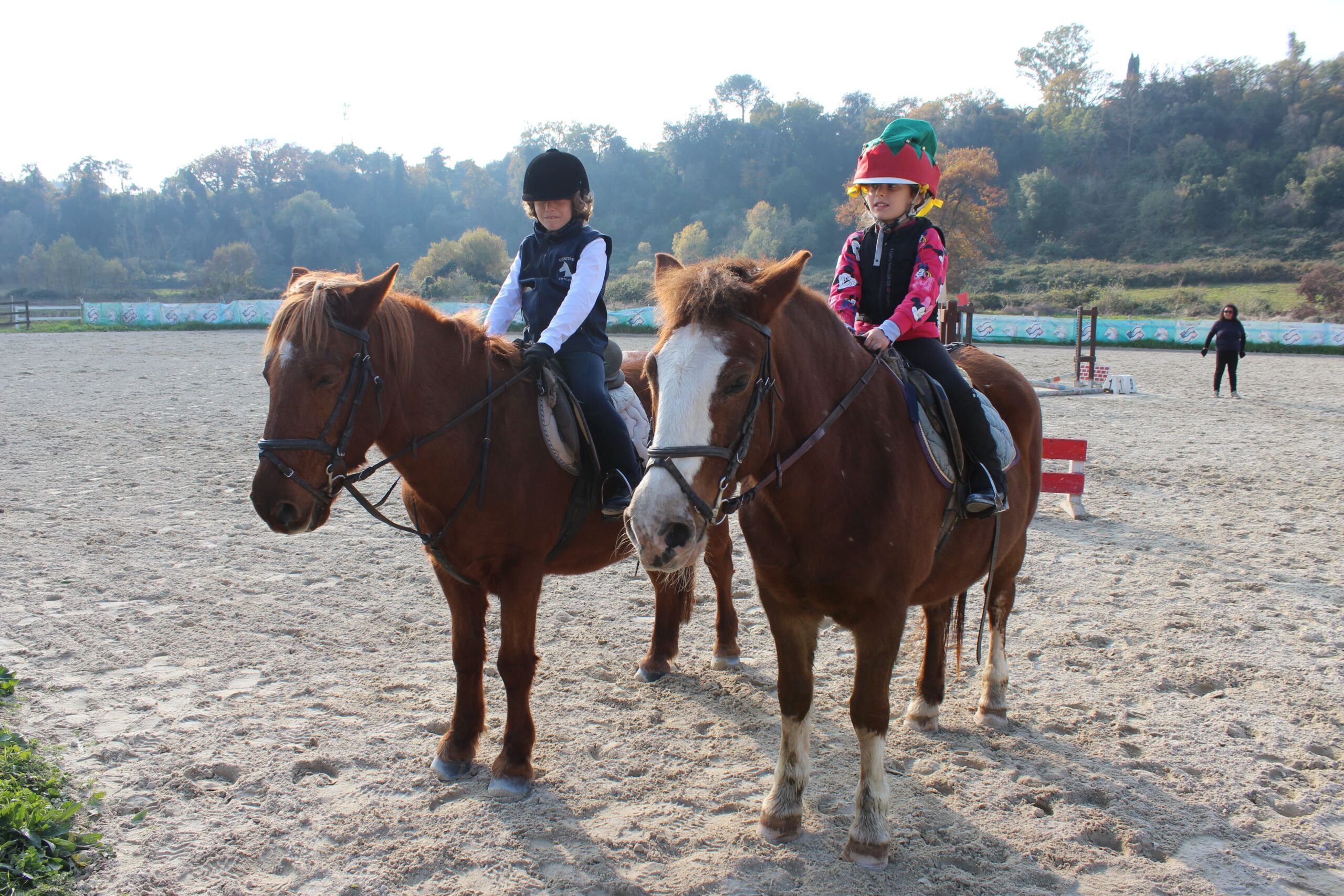 Due bambini su pony durante lezione di equitazione per principianti