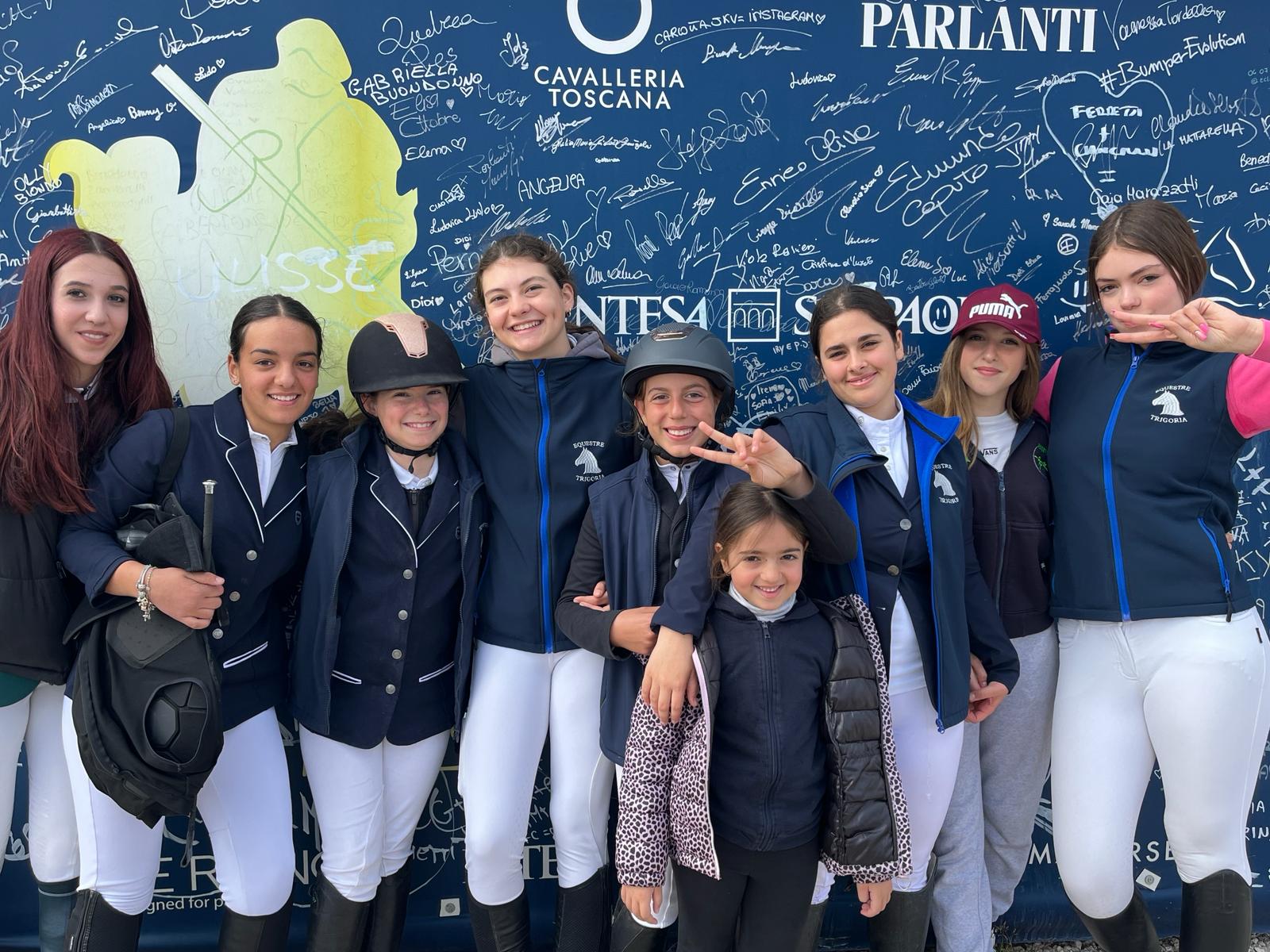 Giovani allievi di equitazione sorridono dopo un evento o gara al centro ippico Vinci Jumping Team