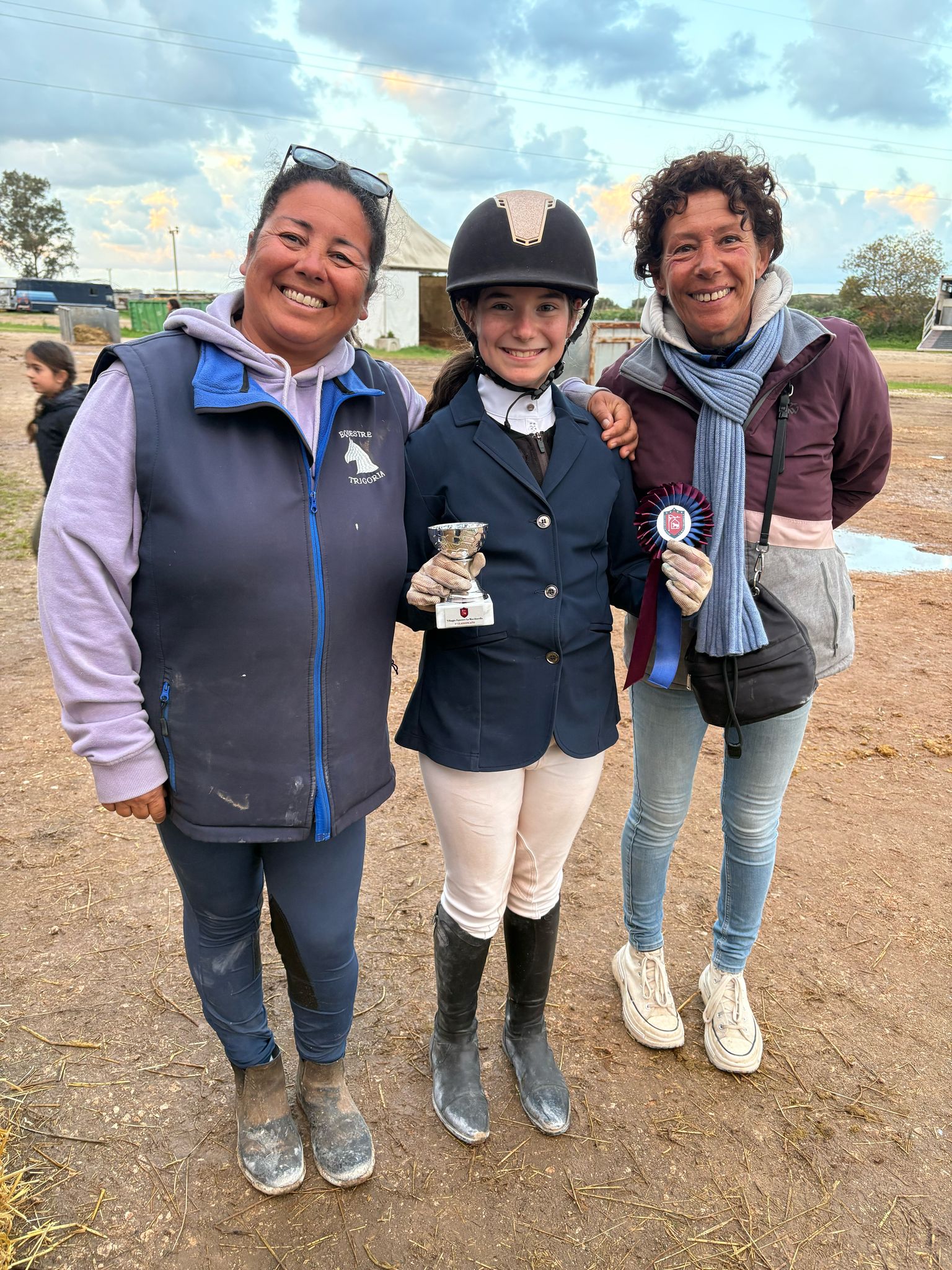 Giovane cavallerizza con trofeo dopo una gara di equitazione al centro ippico Vinci Jumping Team