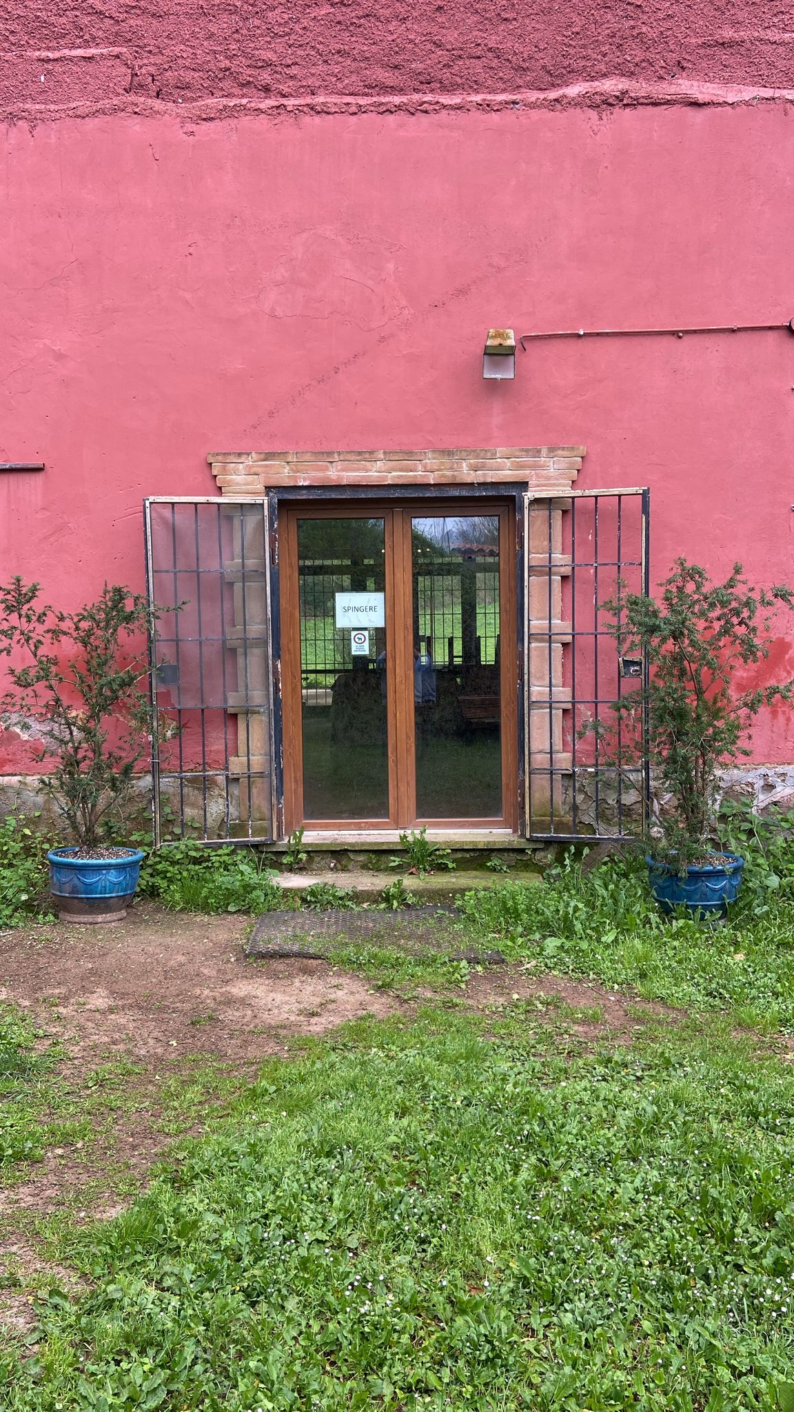 Porta d’ingresso dell’edificio del centro ippico