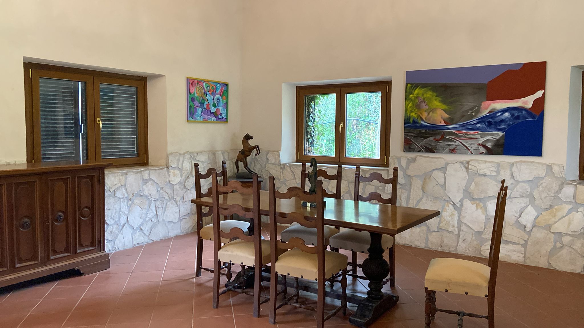 Sala interna del centro ippico con tavolo e sedie