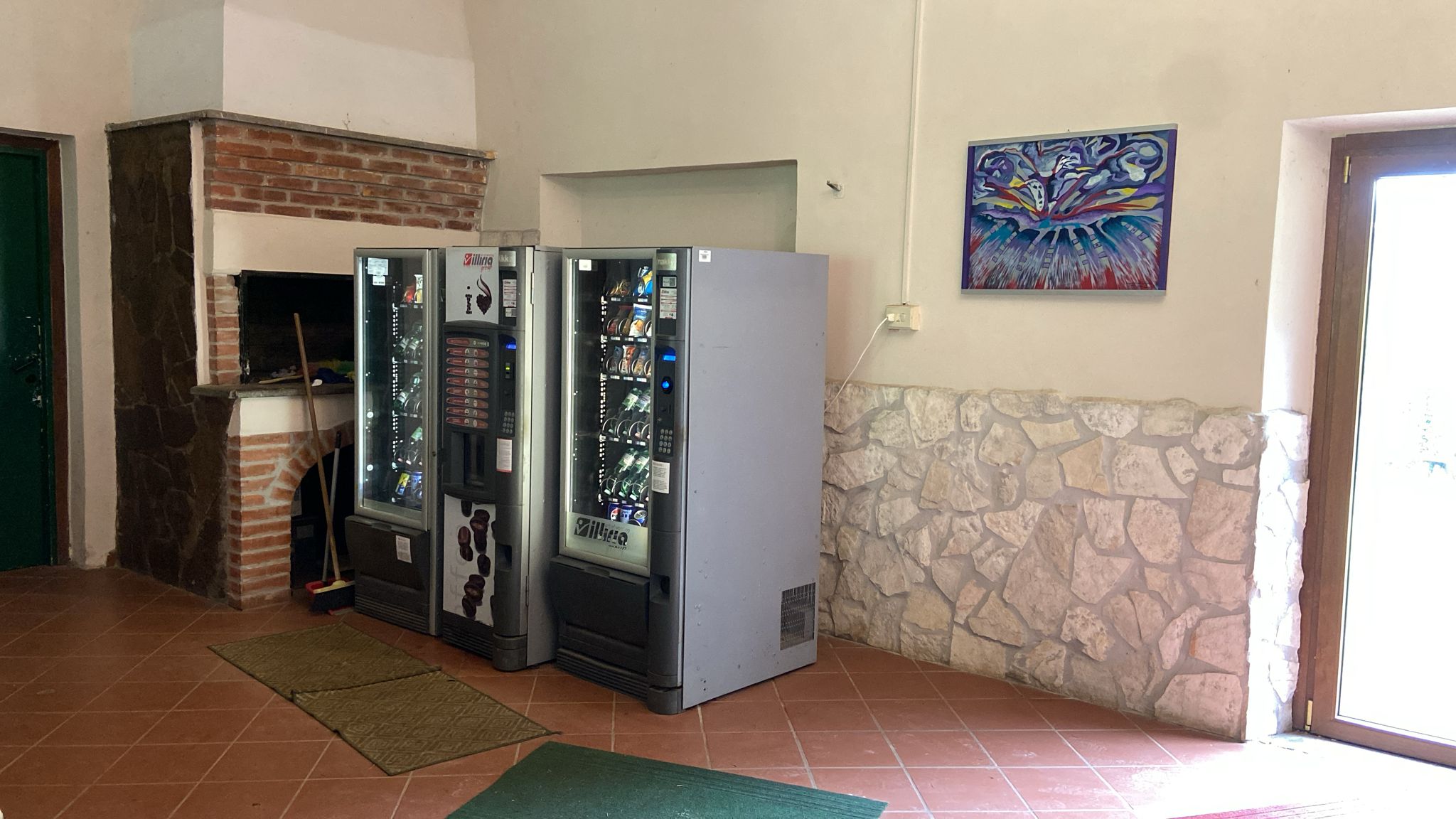 Area ristoro con distributori automatici nel centro ippico