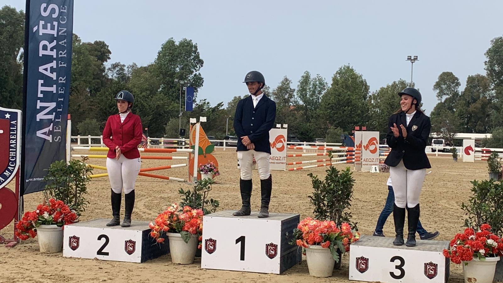 Premiazione alla scuola di equitazione e maneggio a roma sud del Vinci Jumping Team